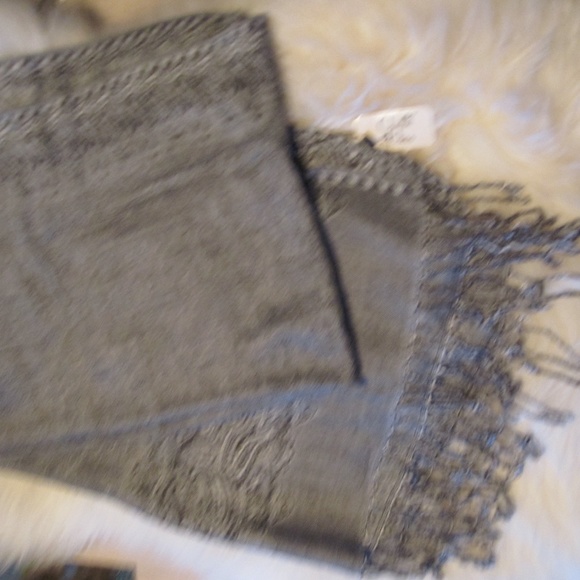 grey fashion scarf with paisley design NWT (box13) - Picture 3 of 5